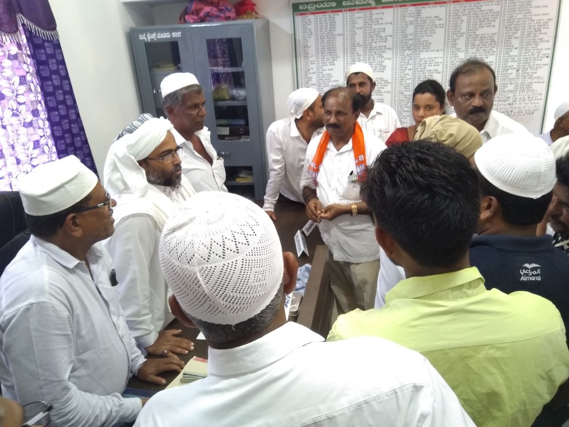 lalajirmendon's tweet photo. 👆 ಬದ್ರಿಯಾ ಜುಮ್ಮಾ ಮಸೀದಿ ಮಲ್ಲಾರ್ ಮಜೂರ್ ಗೆ ಲಾಲಾಜಿ ಆರ್ ಮೆಂಡನ್ ,ಎಲ್ಲೂರ್ ಜಿಲ್ಲಾ ಪಂಚಾಯತ್ ಸದಸ್ಯೆ ಶಿಲ್ಪಾ  ಸುವರ್ಣ,ಬಿಜೆಪಿ ಮುಖಂಡ ಗಂಗಾಧರ ಸುವರ್ಣ,ಕಾಪು ಎಸ್ಸಿ ಮೋರ್ಚಾದ ಅಧ್ಯಕ್ಷರಾದ ಚಂದ್ರ ಹಾಗೂ ಇನ್ನಿತರ ಭಾಜಪ ಮುಖಂಡರು ಹಾಗೂ ಕಾರ್ಯಕರ್ತರು ಭೇಟಿ ನೀಡಿದರು.ಈ ಸಂಧರ್ಭದಲ್ಲಿ ಮಸೀದಿಯ ಧರ್ಮ ಗುರುಗಳ ಜೊತೆ ಮಾತುಕತೆ ನಡೆಸಿದರು. https://t.co/bEgLn6cldt