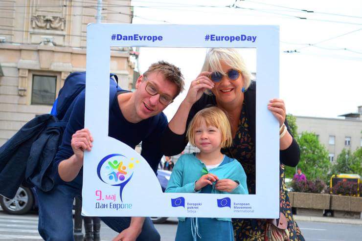 Forum_Mladih's tweet photo. 📣Nizom #manifestacija #Beograd i u 🤝 sa @EuropeanMovemen 👉  #mreža
@EvropskiPokret u 🇷🇸 šalje 💡 📨 i 👋! #mymessage 🇷🇸🇪🇺 #mladi
#messagetoeurope  #DanEvrope
#EuropeDay #EuropeforCulture
https://t.co/5NCpRjtRIB https://t.co/4HyiyL9GBi