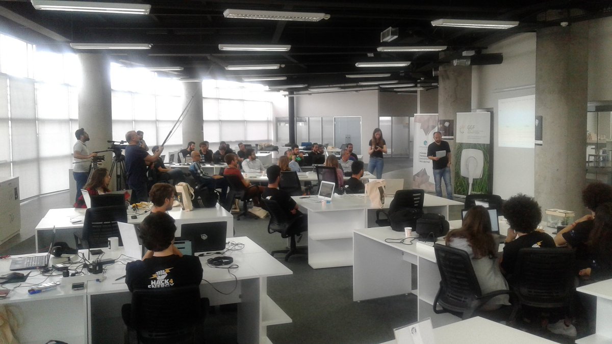 iyteedutr's tweet photo. #Hack4EnergyBootcamp2018 İYTE Kampüsünde @Teknoparkizmir_ İnovasyon Merkezinde başladı. Detaylar için: https://t.co/3MPfPYF8Un https://t.co/vkqaypJJGU
