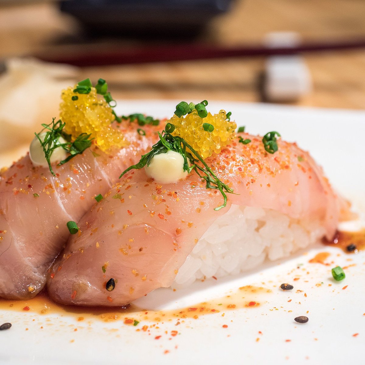 sushienbici's tweet photo. Sábado hay degustación en el @mercadodelacebada, sugerimos nuestros nigiris de corvina acevichado. 📷@tragaldabaspro #sushienbici #nigiris #corvina #ceviche #mercadodelacebada #degustacion #lalatina 🍣🚲 https://t.co/kaz4yt4Pj1