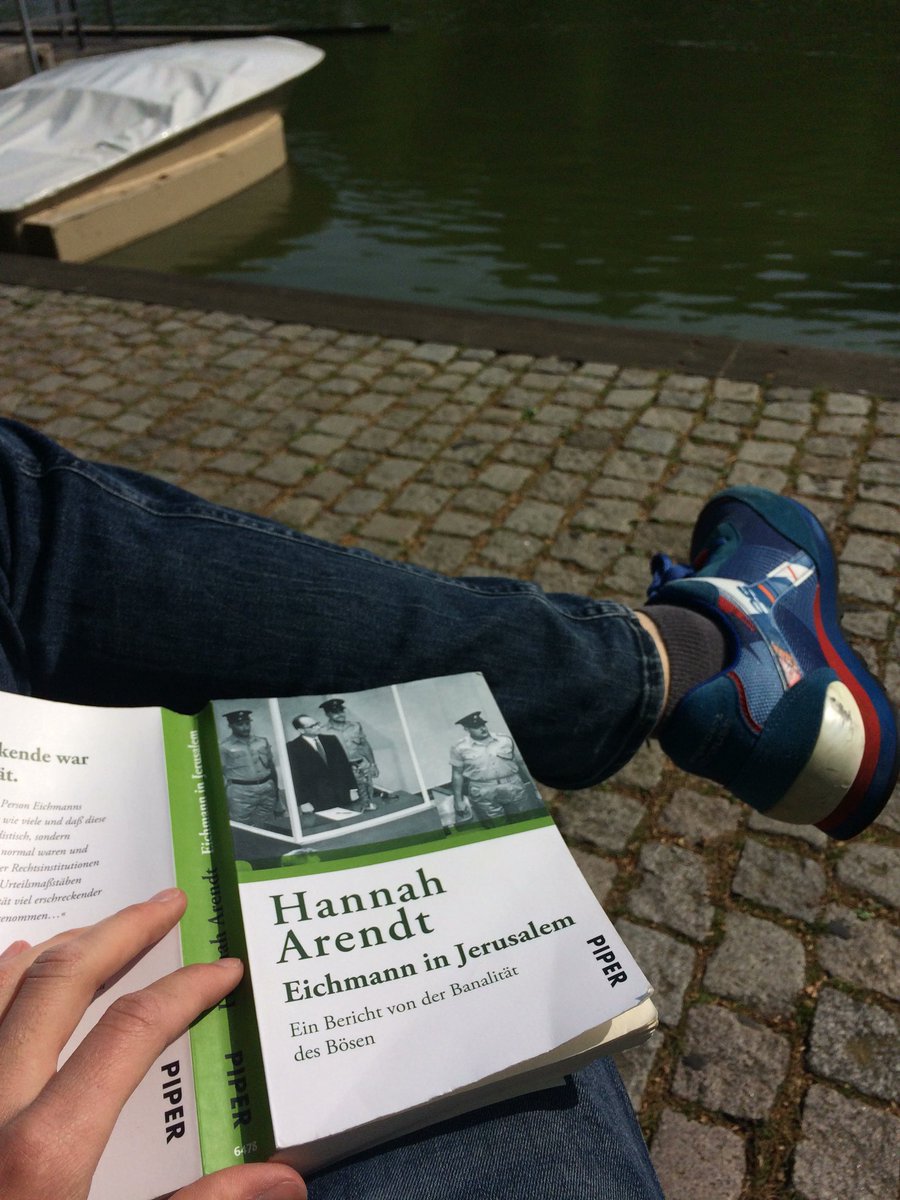 Noch ein bisschen lesen vor der Arbeit. #StadtgartenKarlsruhe