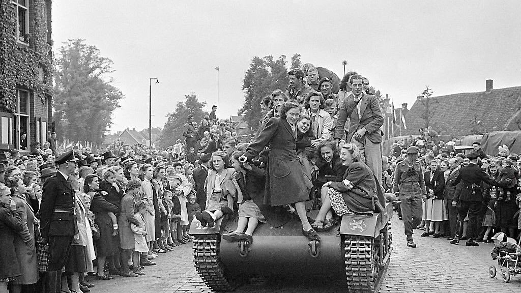 klaasm67's tweet photo. Today it's Liberation Day in the Netherlands. Thank you Liberators! #WW2 #1945 #Freedom #Defence https://t.co/fag8dsnLW5