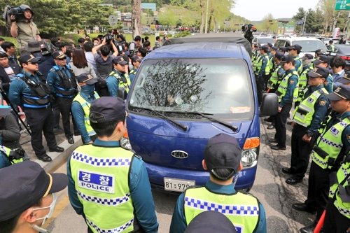 政府지시로 차량을 막고있는 警察,일부 시민단체까지 가세해 오두산 통일전망대에서 살포하려던 대북풍선이 무산됐다.수전 솔티,박상학 북한운동 연합대표는,잔인한 처형과 核으로 南韓과 세계를 협박하는 金동무의 거짓 평화공세에 우리사회가 도취됐다며 독재정권을 붕괴시켜야 북녘동포를 구한다고,
