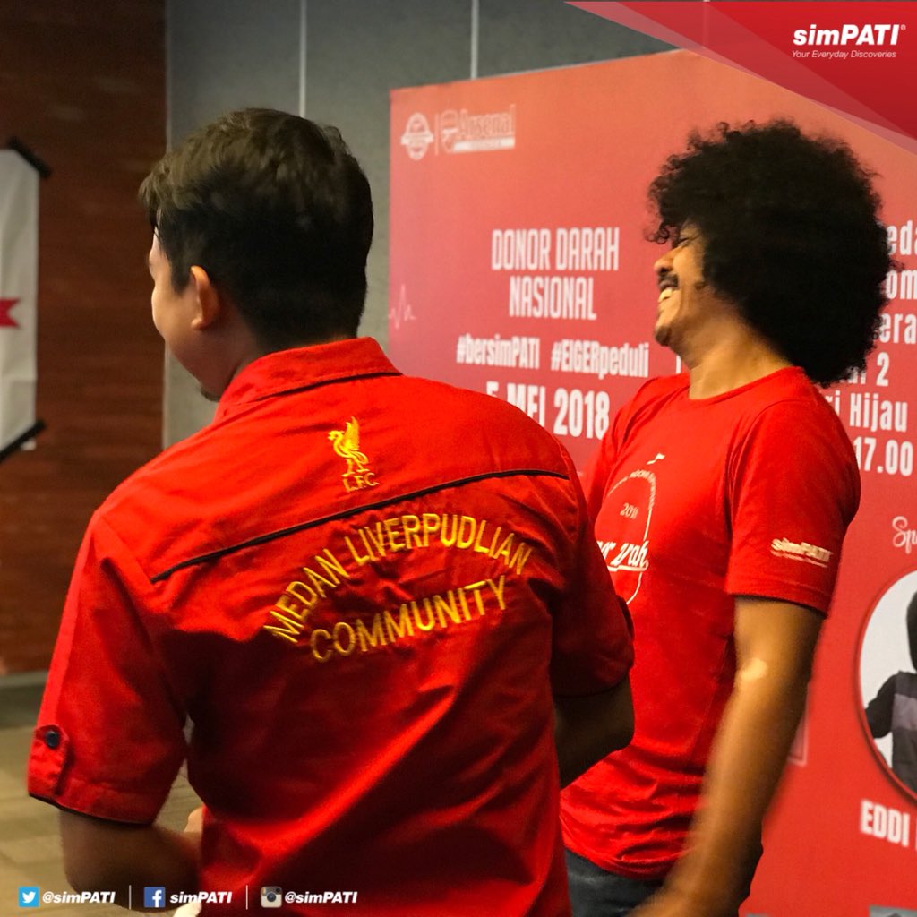 SIMPATI's tweet photo. Karena #bersimPATI itu gak harus pandang bulu. Setuju?

Salut sama @eddibrokoli &amp; @ID_ARSENAL yang udah nunjukin kalau perbedaan itu gak jadi penghalang buat berbagi kebaikan.

Medan, 5 Mei 2018. #simPATIxAISDonDarNasional https://t.co/HoVYVN0npz