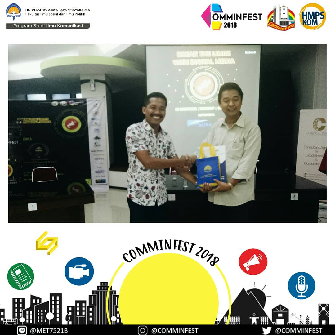 Debat telah usaiii! kini saatnya penyerahan sertifikat oleh Pak Bertus untuk para juri 👍😌😌 #comminfest2018 #fisipuajy #ThePRime2018