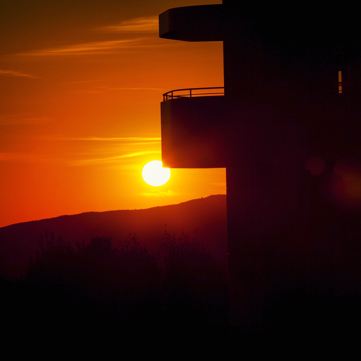 cgallegowong's tweet photo. A beautiful sunset to wrap up the week. Never take a single one of these for granted. Iโm grateful for a week full of opportunities to work on my craft, and to help others I care about find the same joy and opportunities.
#sunsets #lalaland #canon #eos1dc #canonlens #filmmaker https://t.co/kEO8YCOaFa