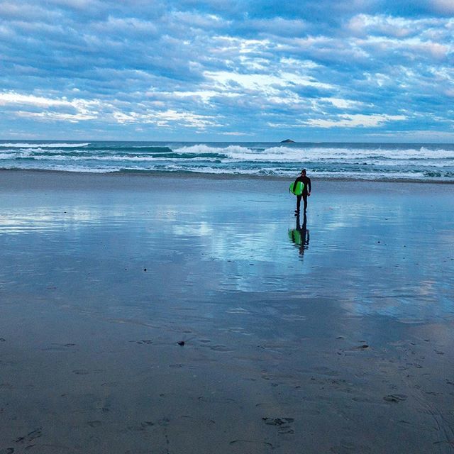 The days here in the Southern Hemisphere are becoming shorter and shorter. But that doesn’t mean you can’t squeeze in some waves right before sunset.#dunnerstunner ift.tt/2JUUwC8