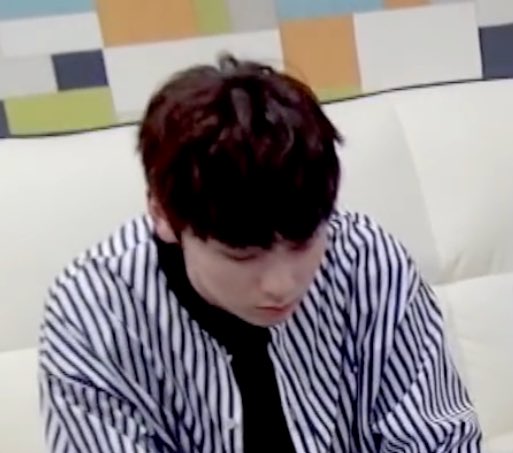 저화질의 황민현 tweet media