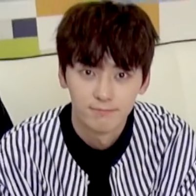 저화질의 황민현 tweet media