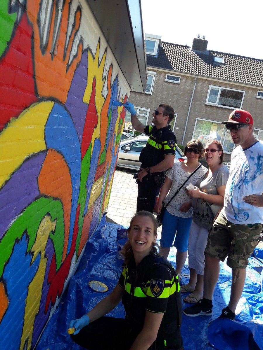 BiancOost's tweet photo. Met het hele leefbare wijkteam de Aalbersestraat opknappen #iwaz#kleurrijk wonen https://t.co/nJ3u3Ao6co