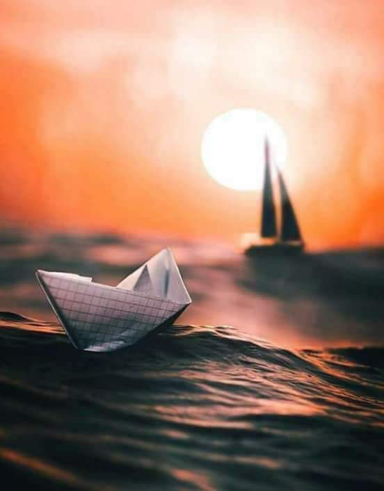 هـناك أشياء تضيع بسهـولة
العمر أهمها والحب أفضلهـا والسعادة أكثرهـا..
وهناك أشياء تبقى وأن رفضتها
الذكريات أولهـا والحزن أصعبهـا..
هـكذا هي الحياة..