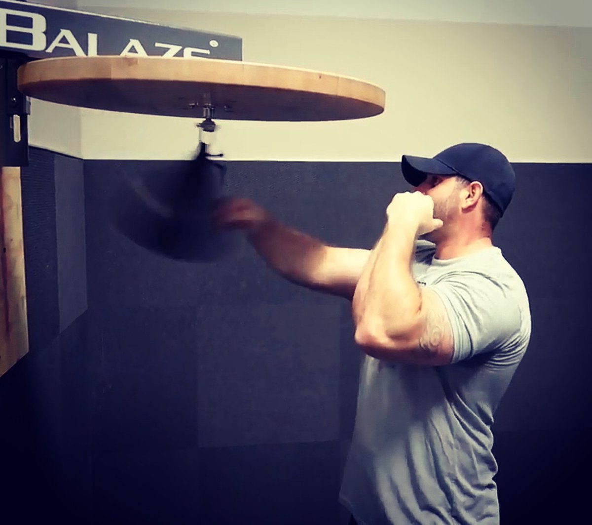 Barnesolona702's tweet photo. Time for a little bag work...@realjayandskip @2breef #beastmode #eatbigliftbiggetbig #nofakeweights #gymlife #trainingday #bodybuilding #focused #eatyourcookies #progressnotperfection #puttinginwork #allnatural #drugfree #doyouevenlift #fitness #speedbag #bagwork https://t.co/1FIrIvJTxI