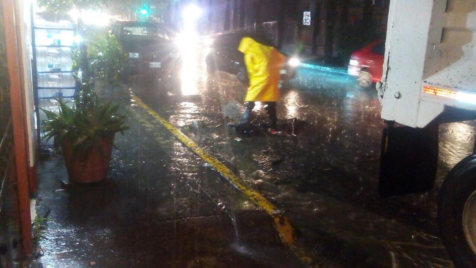 AnaBalderasMx's tweet photo. Los servicios de emergencia @SapasaAtizapan @BomberosAtizapn trabajan esta noche y atienden las anegaciones en varios puntos del municipio 
Por fortuna no hay daños https://t.co/a5IprWR1Sq