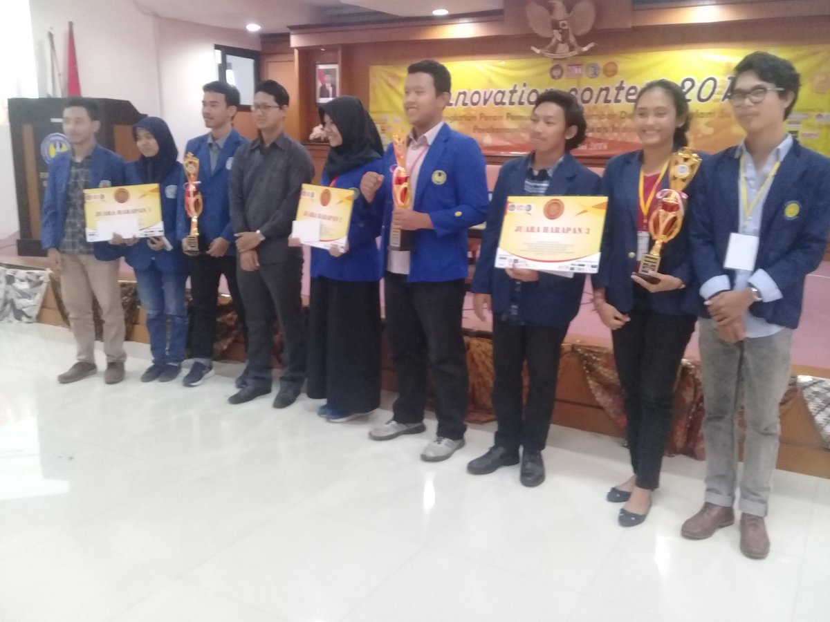 iconfeuny's tweet photo. [LIVE REPORT] Juara harapan 3 UNUD (kanan). Juara harapan 2 STAN (tengah). Juara harapan 1 ITS (kanan) . Selamatt😄 https://t.co/T8KUuWJMEZ