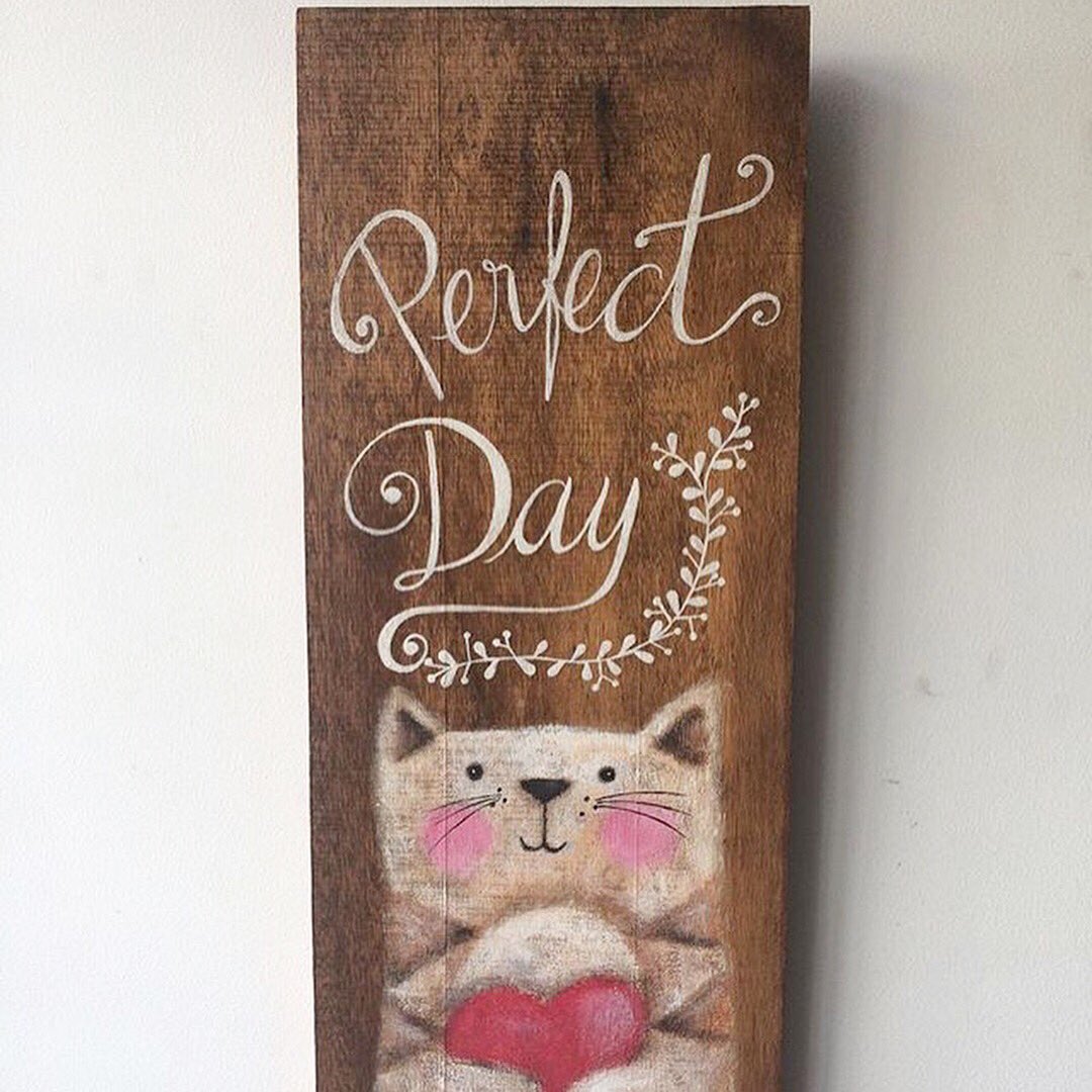 LaMarucha_'s tweet photo. Estamos listos para el festival @laruedahandmadefestival 🎈 �� ¡Tendremos precios de feria! Ven este 5 y 6 de mayo a Galería Artik en la Toledo y Zaldumbide, sector Plaza Artigas. 
#reclaimedwood #repurposed #lettering #frasesenmadera #fun #festival #woodsigns #upcycling https://t.co/xUdDGfMOwb