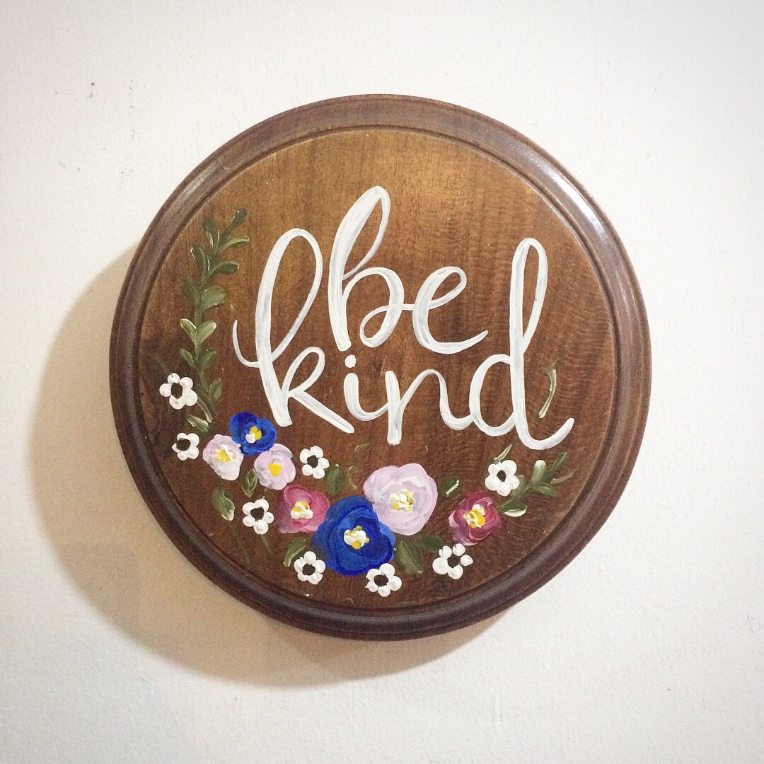LaMarucha_'s tweet photo. Estamos listos para el festival @laruedahandmadefestival 🎈 �� ¡Tendremos precios de feria! Ven este 5 y 6 de mayo a Galería Artik en la Toledo y Zaldumbide, sector Plaza Artigas. 
#reclaimedwood #repurposed #lettering #frasesenmadera #fun #festival #woodsigns #upcycling https://t.co/xUdDGfMOwb