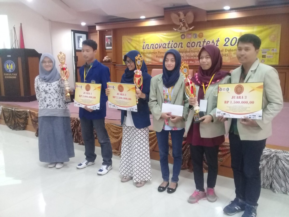 iconfeuny's tweet photo. [LIVE REPORT] Juara 3 UGM (kanan). Juara 2 UNDIP (tengah). Juara 1 UNY (kiri). Selamatt😄😍😍😍 https://t.co/hgBjiUxiDz