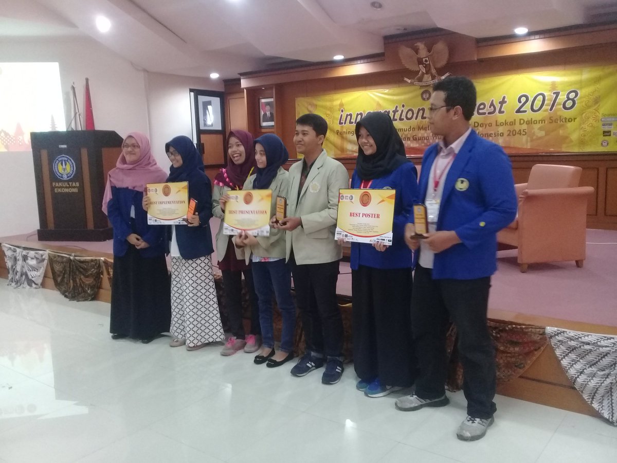iconfeuny's tweet photo. [LIVE REPORT] Best poster diraih oleh PKN STAN (kanan). Best presentation UGM (tengah). Best implementation UNDIP (kiri). Selamatt😄😍😍😍 https://t.co/TxxN1txD7V