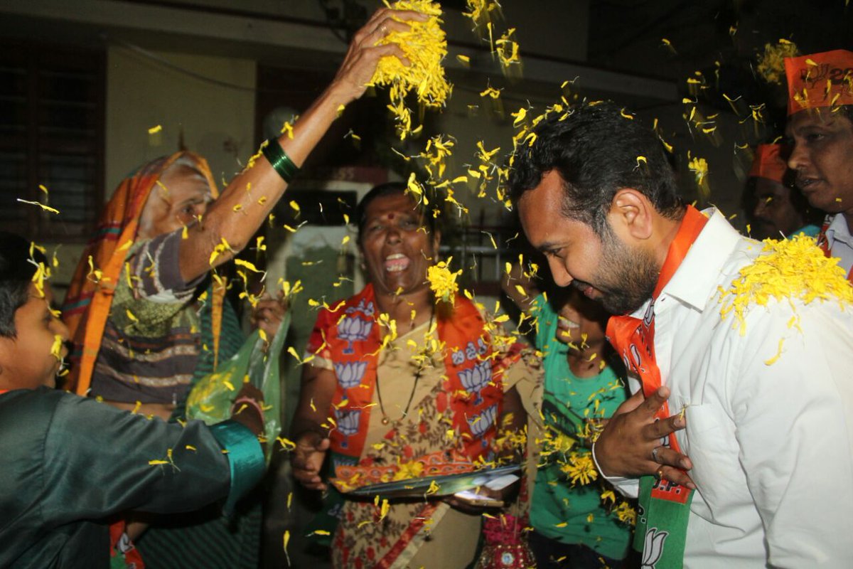 ChanduPatil99's tweet photo. ಕಲಬುರಗಿ ಉತ್ತರ ಮತಕ್ಷೇತ್ರದ ಬಿಜೆಪಿ ಅಭ್ಯರ್ಥಿಯಾದ ಶ್ರೀ ಚಂದು ಪಾಟೀಲ್ ಅವರು ಜಿ.ಆರ್ ನಗರ, ವಿಶ್ವರಾಧ್ಯ ಕಾಲೋನಿ, ಹಾಗೂ ಕೈಲಾಸ್ ನಗರದಲ್ಲಿ ಪಾದಯಾತ್ರೆ ಮೂಲಕ ಮನೆ ಮನೆಗೆ ತೆರಳಿ ಪ್ರಚಾರ ಮಾಡಿದರು,.
ಇದೆ ಸಂಧರ್ಭದಲ್ಲಿ ಚಂದು ಪಾಟೀಲ್ ಅವರನ್ನ ಸನ್ಮಾನಿಸಲಾಯಿತು. @BJP4India @BJP4Karnataka @BSYBJP https://t.co/iX0JsR6LRl