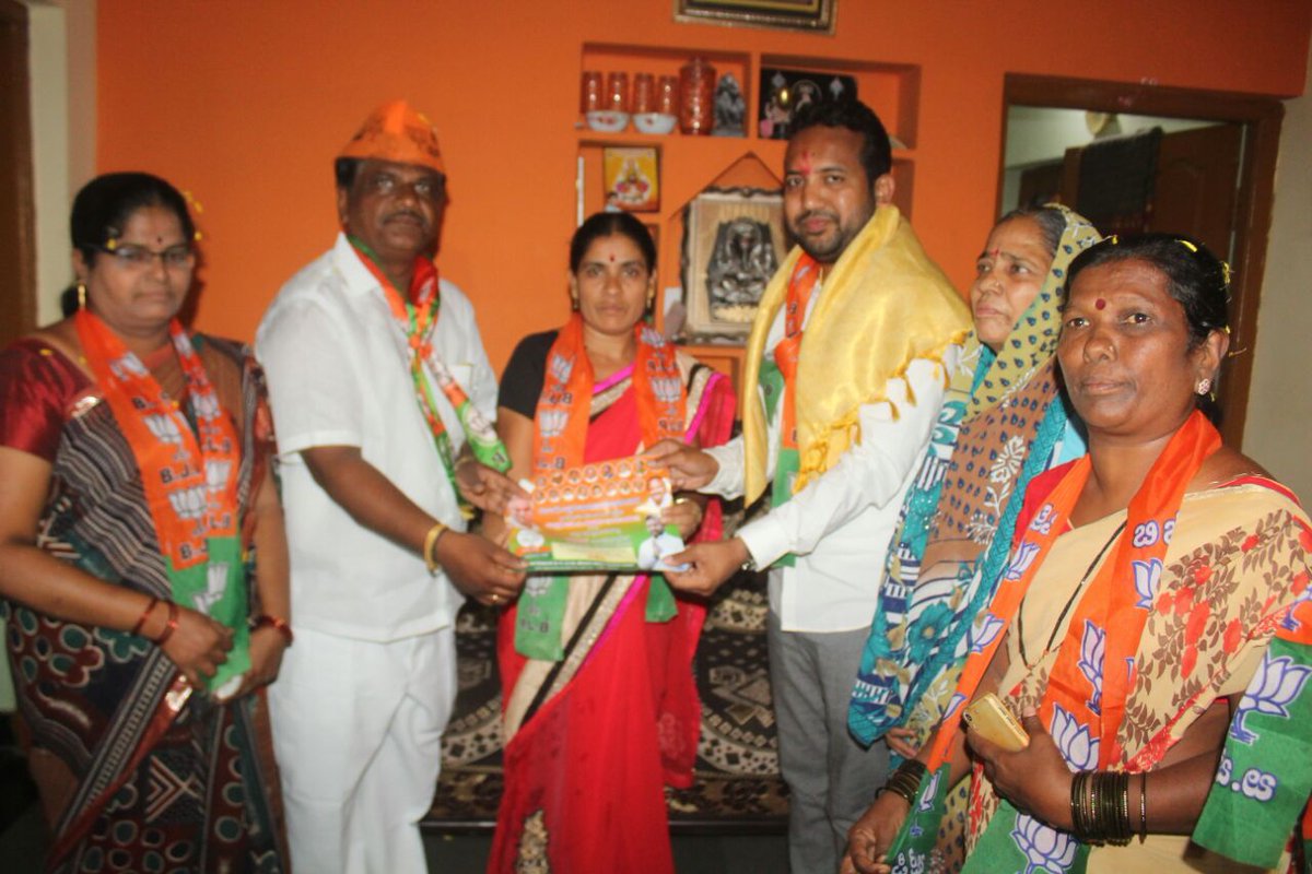 ChanduPatil99's tweet photo. ಕಲಬುರಗಿ ಉತ್ತರ ಮತಕ್ಷೇತ್ರದ ಬಿಜೆಪಿ ಅಭ್ಯರ್ಥಿಯಾದ ಶ್ರೀ ಚಂದು ಪಾಟೀಲ್ ಅವರು ಜಿ.ಆರ್ ನಗರ, ವಿಶ್ವರಾಧ್ಯ ಕಾಲೋನಿ, ಹಾಗೂ ಕೈಲಾಸ್ ನಗರದಲ್ಲಿ ಪಾದಯಾತ್ರೆ ಮೂಲಕ ಮನೆ ಮನೆಗೆ ತೆರಳಿ ಪ್ರಚಾರ ಮಾಡಿದರು,.
ಇದೆ ಸಂಧರ್ಭದಲ್ಲಿ ಚಂದು ಪಾಟೀಲ್ ಅವರನ್ನ ಸನ್ಮಾನಿಸಲಾಯಿತು. @BJP4India @BJP4Karnataka @BSYBJP https://t.co/iX0JsR6LRl