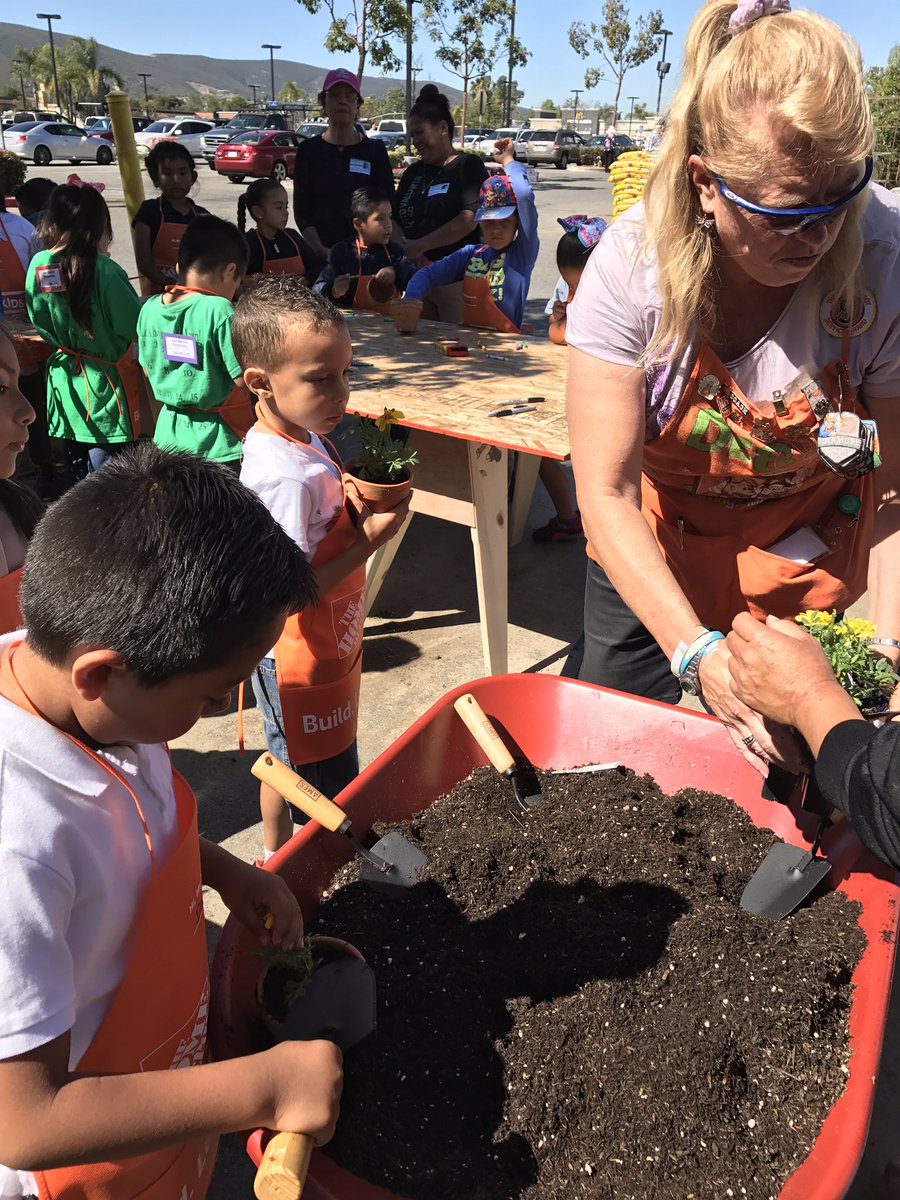 shanmgriff's tweet photo. Thanks Home Depot for welcoming San Marcos Kindergarteners into your store! The kids had a great time planting flowers. @likevike @sanmarcostigers #SMETigerWay https://t.co/5eRLbfteEc