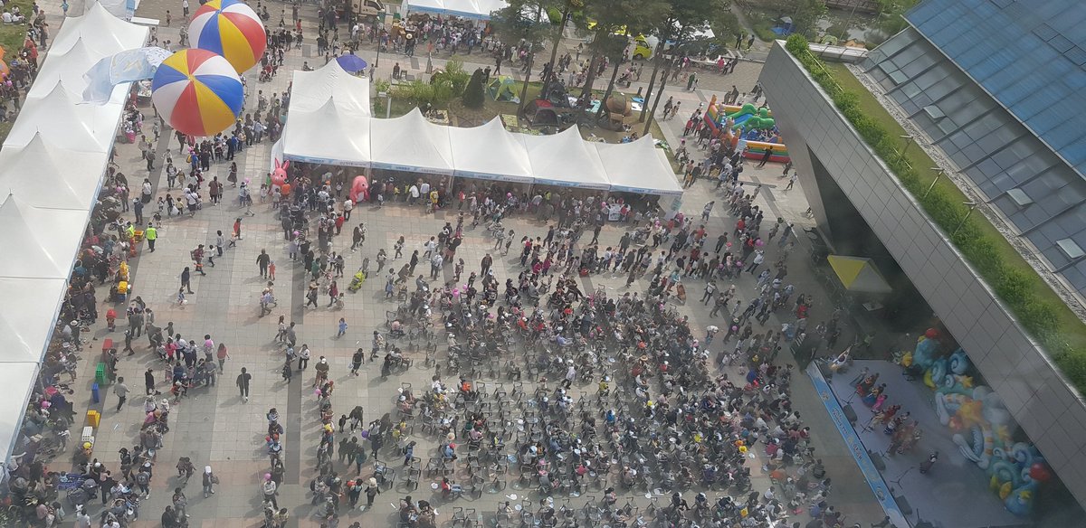 이곳이 어디인가요?

100만 시민 모두가 행복한 성남시청의 시민을 위한 열린광장 입니다.

어린이날을 축하합니다