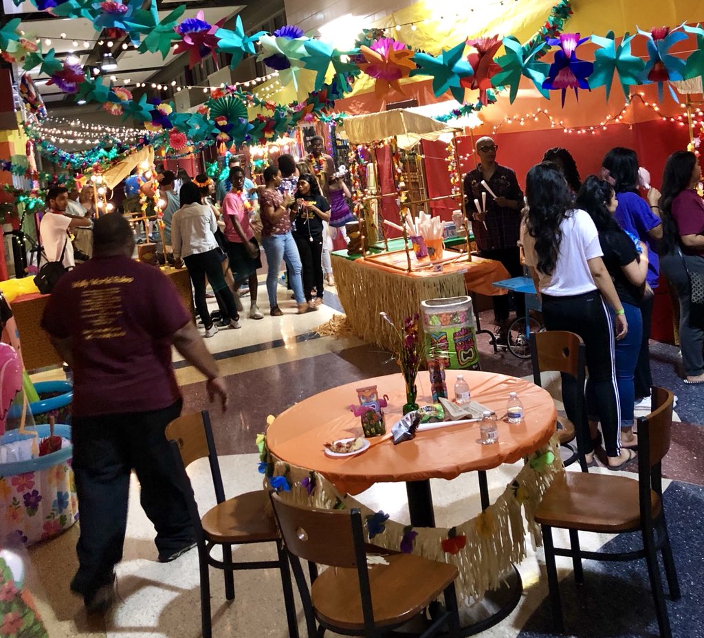 pbhs_sports's tweet photo. PB does after Prom Right! Over 500 Prom goers at “A Night in Paradise” #PBProm2018 https://t.co/EFTpD2onyI