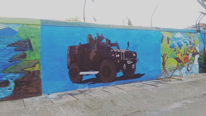 pindad's tweet photo. Mural, lukisan pd tembok tentang produk buatan Pindad seperti Anoa, Medium Tank, Komodo, SS2, Excava 200 dan produk lainnya menjadi pemandangan yg menarik di RW 09 Kelurahan Sukapura Kecamatan Kiaracondong. Mural dilukis  oleh masyarakat dan difasilitasi perusahaan sbg bentuk CSR https://t.co/ef7qGUVQ38