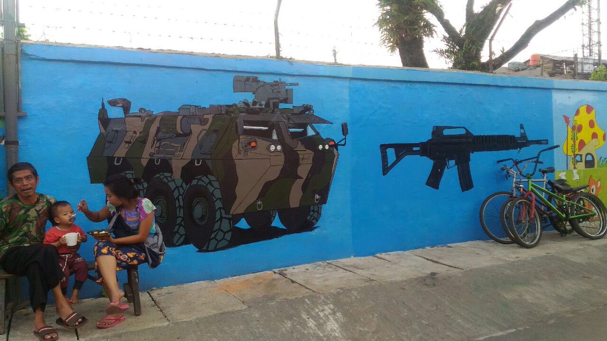 pindad's tweet photo. Mural, lukisan pd tembok tentang produk buatan Pindad seperti Anoa, Medium Tank, Komodo, SS2, Excava 200 dan produk lainnya menjadi pemandangan yg menarik di RW 09 Kelurahan Sukapura Kecamatan Kiaracondong. Mural dilukis  oleh masyarakat dan difasilitasi perusahaan sbg bentuk CSR https://t.co/ef7qGUVQ38