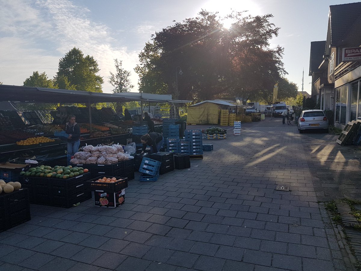 Daar staan we dan, verplaatste markt in Steenwijk. Geen aggregaat, dus geen electra. Ons 'eigen' plein onberijkbaar vanwege kermis