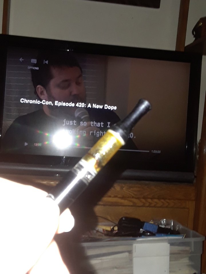 CrazyFluffy23's tweet photo. Vaping some Blueberry indica while binge watching Doug Benson 🤣 https://t.co/5up8PK25nF