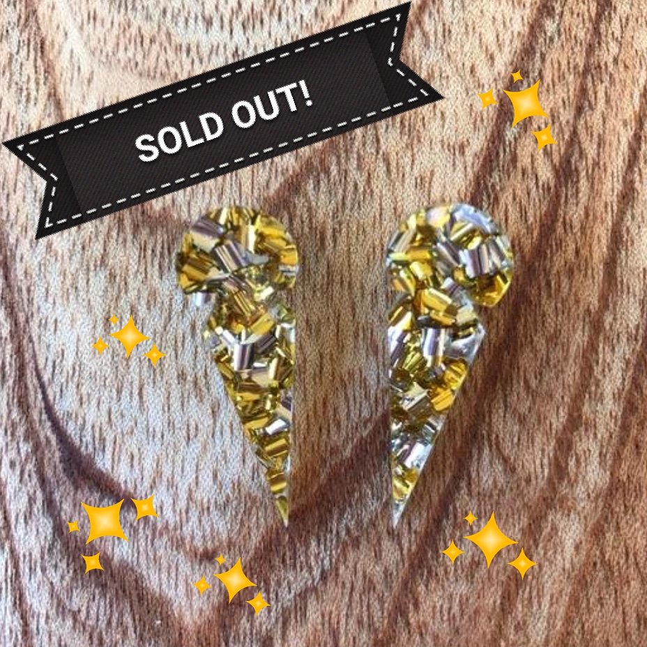 Glitter me happy! #soldout 
#hammersandwands #newstore #popupshop #kidshop #kidgifts #teens #womens #instafashion #pursuepretty #earrings #statementearrings #glitter #gold #sparkle #feelingthankful #supportsmallbusiness #shoplocal #moxandco