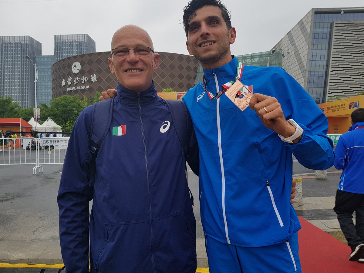 atleticaitalia's tweet photo. #atletica a #Taicang2018 si mette al collo il #bronzo della 50km di #Roma2016: l'azzurro Marco De Luca ha voluto condividere questo momento con Patrizio Parcesepe, l'allenatore che lo ha accompagnato in tanti anni di carriera. https://t.co/YZ1OdE4LtK