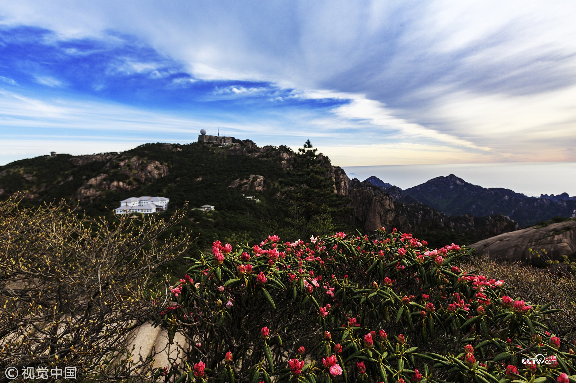 Cctv 大美中國立夏將至安徽黃山風景區景色如畫 春末夏初 八百里黃山 藍天 白雲 黛石 青松 紅花 清溪 多種色彩構成了天藍 地綠 水清的美麗圖景 讓人心曠神怡 立夏 24節氣 中國文化