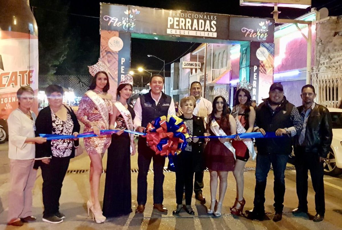 TemoGalindo's tweet photo. Inauguramos para todos los nogalenses las tradicionales #Perradas de la Calle Elías; vengan con su familia y amigos a disfrutar del mejor ambiente de la #FeriaDeLasFlores2018. ¡Los esperamos! https://t.co/WRDy366jSw