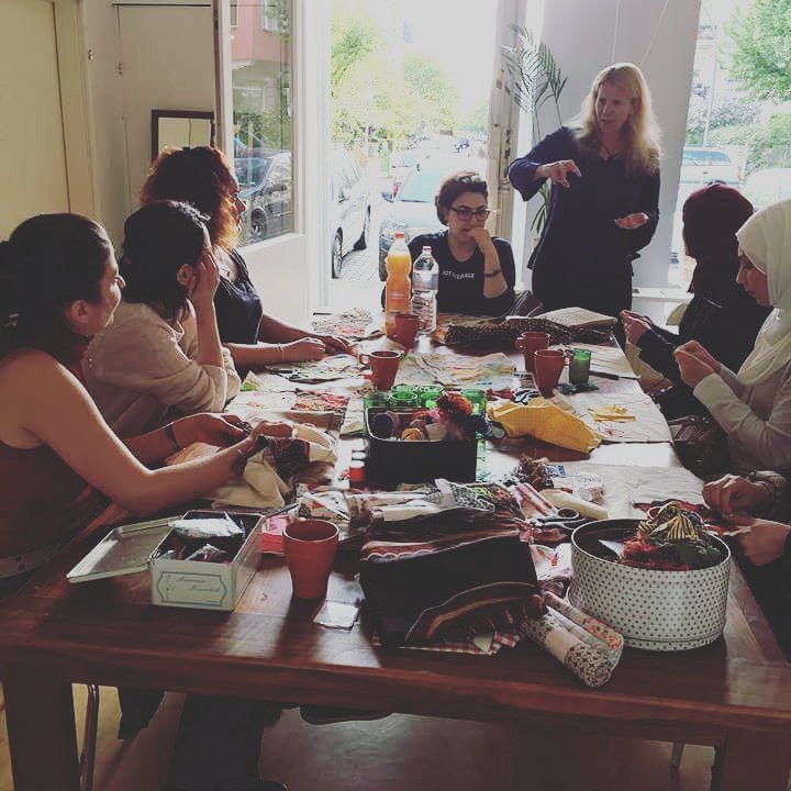 Gyalpa1's tweet photo. Nachdenken, wie man upcycling mit tradtioneller arabischer Handarbeitskunst verbindet #Gyalpa #NaherOsten #Syrien #Womenempowerment #Fairfashion https://t.co/GXSoBW55wo