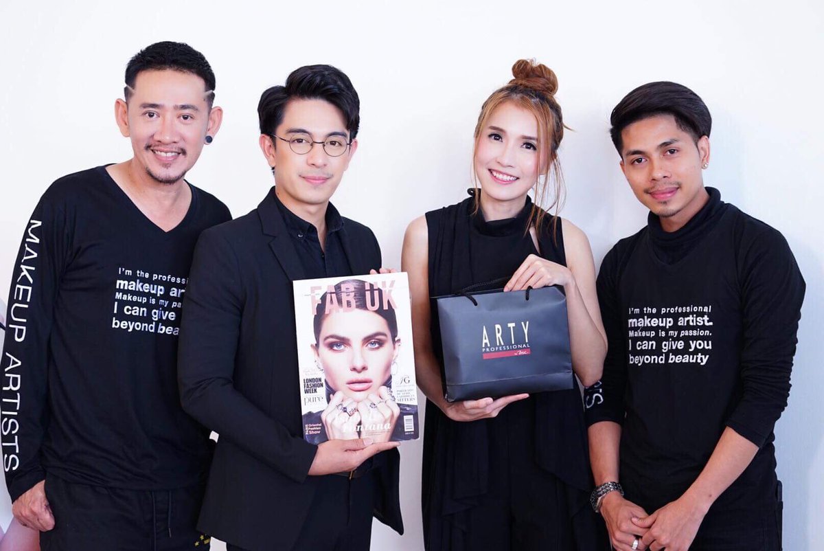 cklondonuk's tweet photo. Thiland Makeup Masterclass by Beauty Editor @fabukmagazine @kittynoofah influencer women @mthaidotcom @artyprofessional makeup product #fabukmagazine #mthai #womenmthai #artyprofessional https://t.co/kz0mjxIt8d