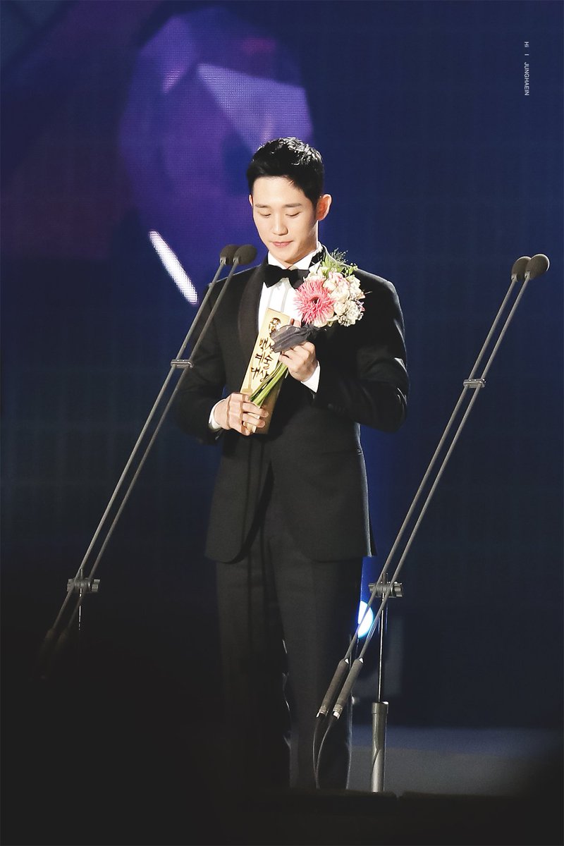 Jhaein41's tweet photo. 180503 백상 예술 대상 #정해인 #Junghaein @ActorHaein 
인기상 정말 축하해 👏👏👏 https://t.co/BEI7OcOsq3