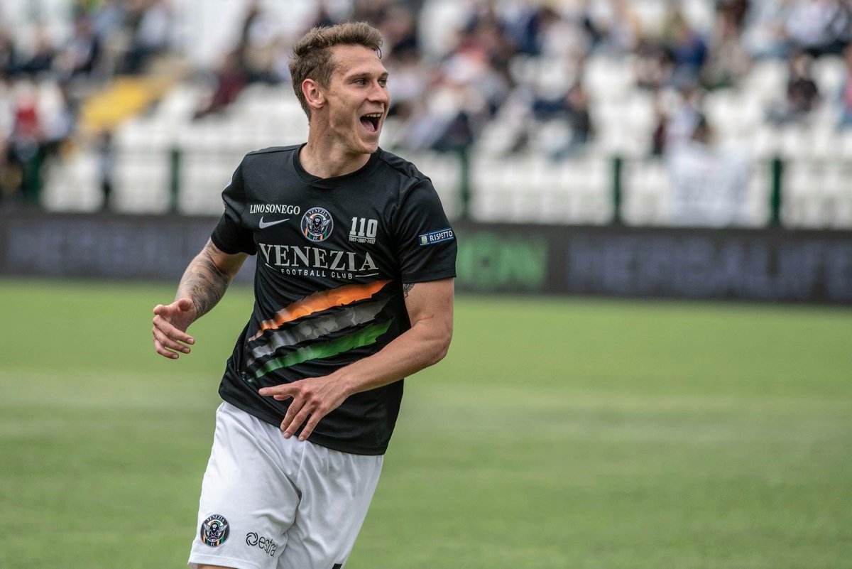 BetterCallGigi's tweet photo. Abbracciami finché Leo Štulac non la mette sotto il sette... #crediAmoci @VeneziaFC_IT 🧡🖤💚 https://t.co/EvMpe1N287