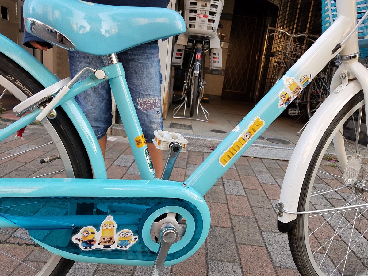 牧野直子 ワクワク繁盛店を作る一級建築士 On Twitter 姉からのお下がり自転車 塗装は大変なので かわいい花柄のシールをはがし 息子の好きなミニオン仕様に 女の子っぽくていやがってたけど これで大喜び 自転車 子ども自転車