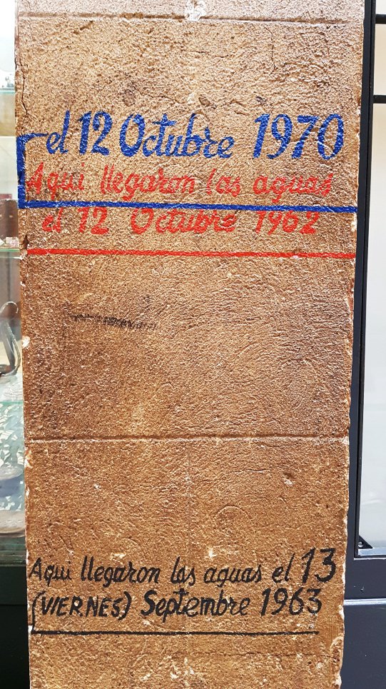 miquelduran's tweet photo. Aquesta tarda a l'#itimaggi pararem davant d'aquestes ratlles sobre els aiguats a Girona. Els participants sabran per què... farem un joc de màgia... i coneixeran algun misteri sobre dates, lunacions i Pasqua. Màgia i ciència https://t.co/MRf2gF3KQf
