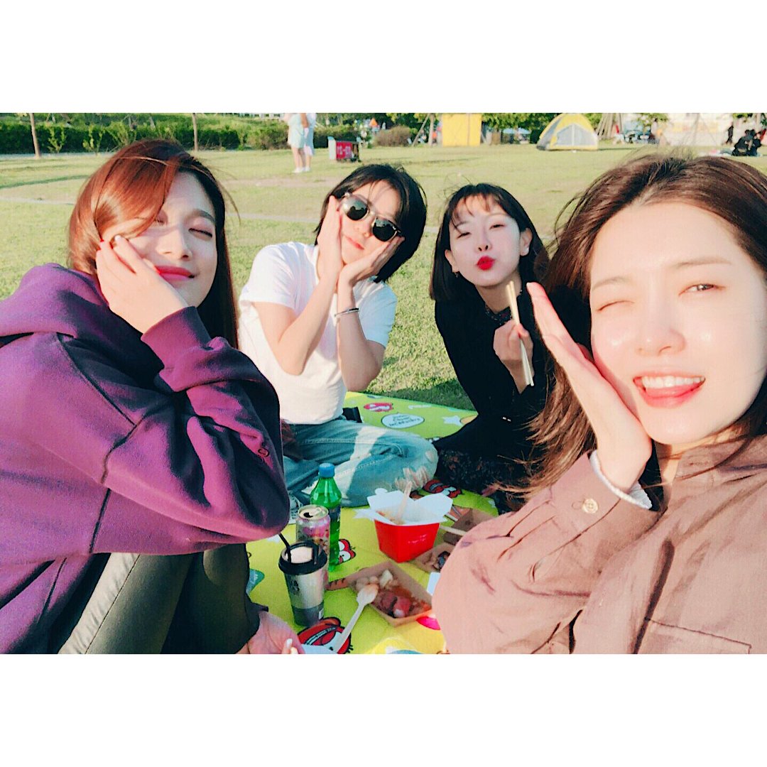 moonliebe_'s tweet photo. Waikiki ladies having a small reunion with Go PD at Han River 💝 #girlsdaysout https://t.co/zrv5INGQUY