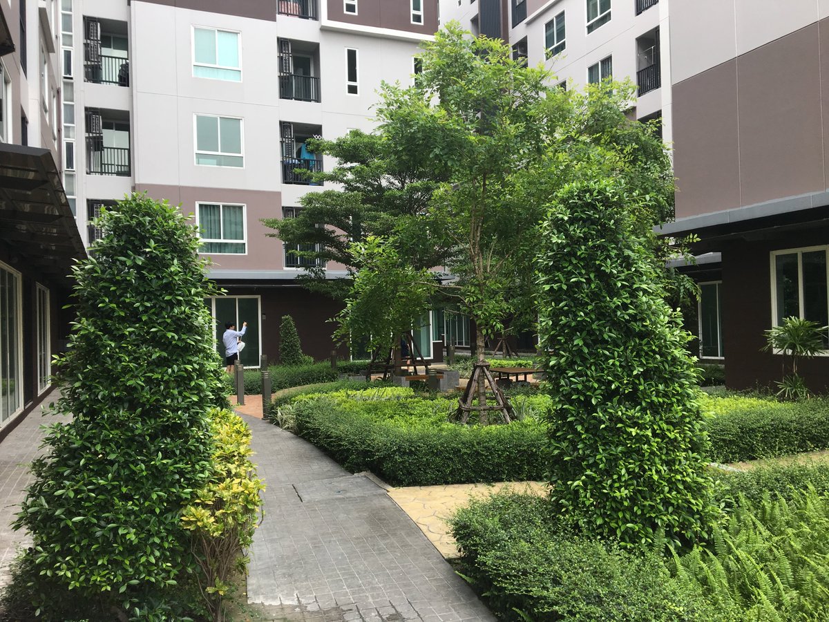 Keisukexlife's tweet photo. コンドミニアムの内覧なう。この物件でも、バンコクなら月3万円以下で借りられます。東京に住んでた時65000円払って6畳の部屋住んでたので衝撃的です。

3万円の物件を3人でシェアしたら月1万円。しかもプールやカフェもついてる神環境。
どんどんこんな感じのフリーランス向け物件増やしていきます！ https://t.co/qDwoYxO3Jf
