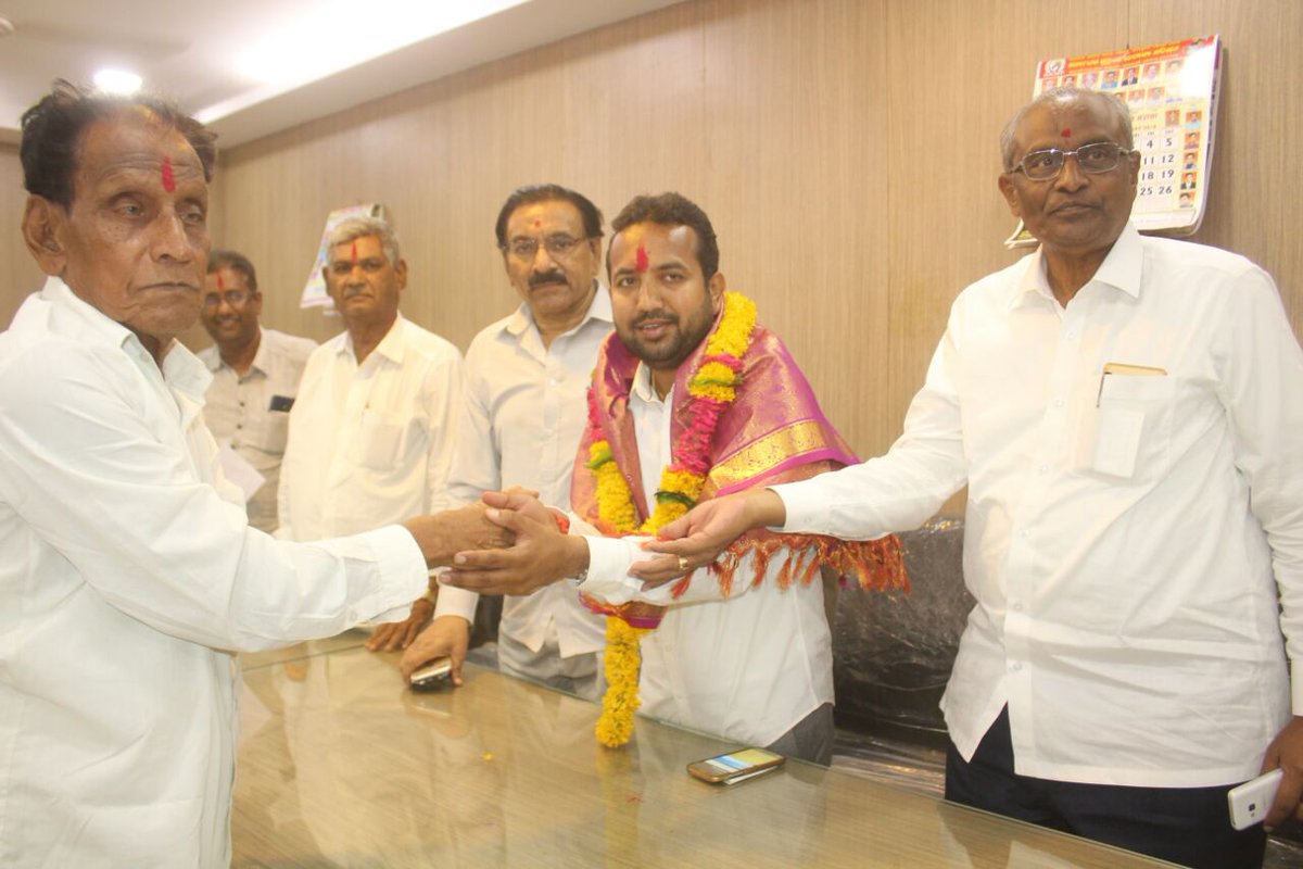 ChanduPatil99's tweet photo. ಕಲಬುರಗಿ ಉತ್ತರ ಮತಕ್ಷೇತ್ರದ ಬಿಜೆಪಿ  ಅಭ್ಯರ್ಥಿಯಾದ ಶ್ರೀ ಚಂದು ಪಾಟೀಲ್ ಅವರು #ಛತ್ರಪತಿ_ಶಿವಾಜಿ_ಮಹಾರಾಜರ ಪ್ರತಿಮೆಗೆ ಪೂಜೆ ಸಲ್ಲಿಸಿದರು. 
ಇದೆ ಸಂಧರ್ಭದಲ್ಲಿ ಮರಾಠಾ ಸಮಾಜದ ಭಾಂಧವರು ಚಂದು ಪಾಟೀಲ್ ಅವರನ್ನ ಸನ್ಮಾನಿಸಿ ತಮ್ಮ ಪೂರ್ಣ ಬೆಂಬಲ ಚಂದು ಪಾಟೀಲ್ ಅವರಿಗಿರುತ್ತದೆ ಎಂದು ಸೂಚಿಸಿದರು. @BSYBJP @BJP4India @BJP4Karnataka https://t.co/Gn0dZP3XiZ