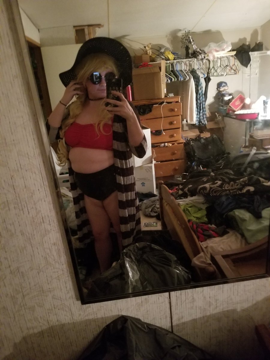 felix_illusion's tweet photo. Bringing Lup to Colossalcon this year! Trying to decide if I like the jacket thing I'm wearing over it. (You cant see them but I also got some killer heels with it) https://t.co/GWhzcZHsxP