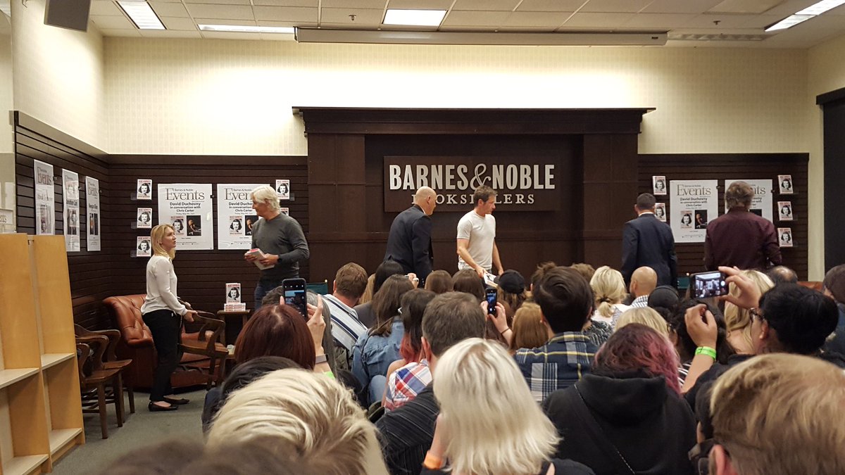 2018/05/04 - David at Barnes & Noble at The Grove  - Los Angeles, CA - Page 2 Dcaf3r7WkAEISzN