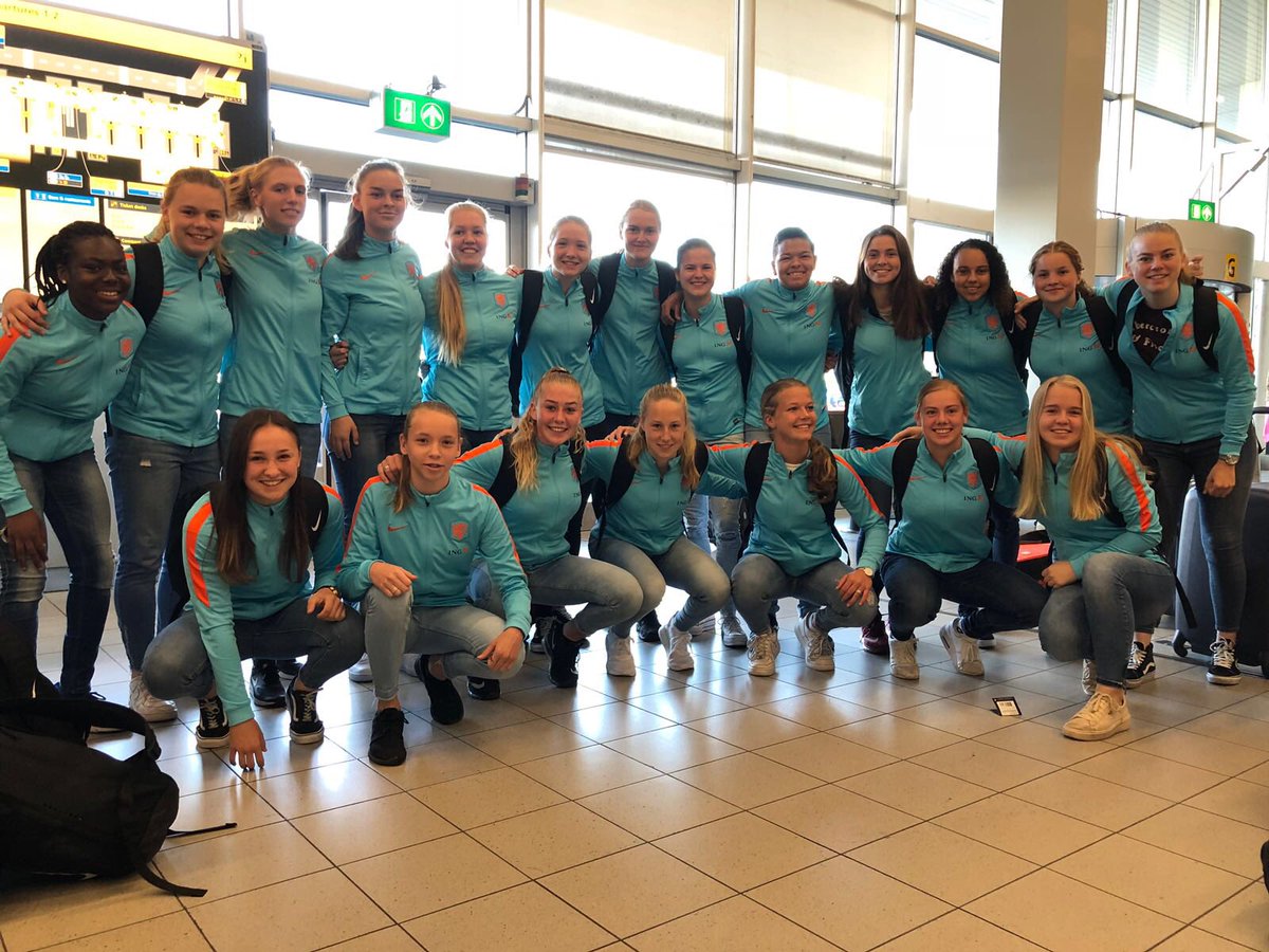 📸| Meiden onder 17 vertrekt vandaag naar Litouwen voor het EK. Succes toppers! 👊🏻 #EKonder17