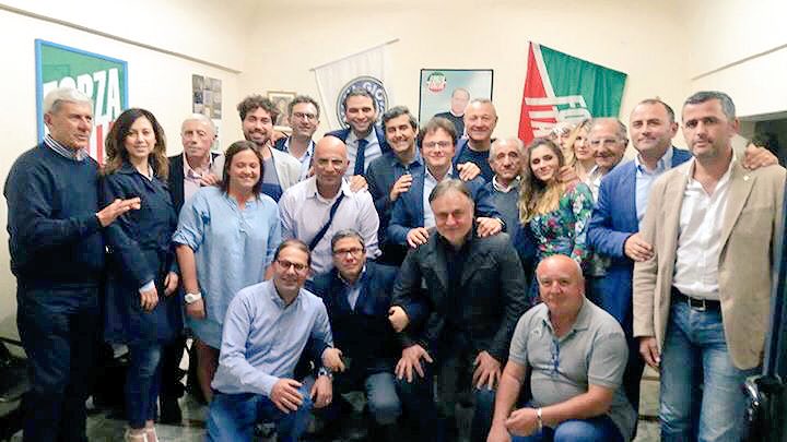 fi_giovani's tweet photo. #NonCiFermiamoMai: qui #Roma #Monopoli #Pavia #Catanzaro a lavoro ad ogni latitudine d'#Italia. #Militanza e #Territorio! @CalabriaTw @forza_italia @GruppoFICamera @Fi_Pdl_Senato https://t.co/SkoFkYQIVW