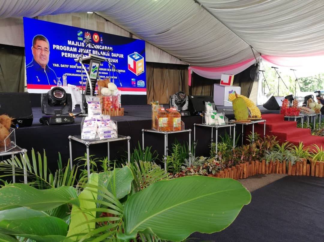 TheGoat30965's tweet photo. Sebentar sahaja lagi majlis perasmian Jimat Belanja Dapur peringkat negeri Kedah yang akan disempurnakan oleh Menteri Besar Kedah, Datuk Seri Ahmad Bashah Md. Hanipah akan bermula.
@shaberyc @najib_razak @FAMA_Malaysia
#famadihatirakyat #nbos #tn50 #jbd2018 #jimatbelanjadapur https://t.co/xa62Iw1FWu
