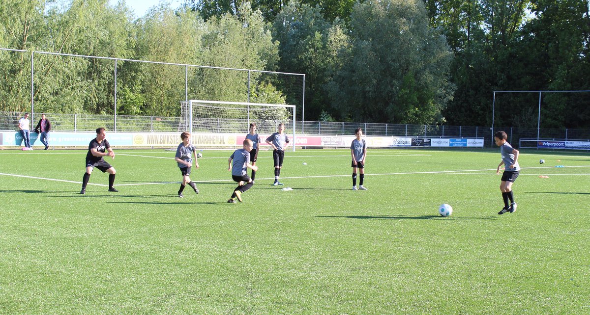 Veel handelingen, hoge intensiteit, full focus en veel water. Goede trainingsavond in #Arnhem 🔋 #voetbal #voetbalschool
